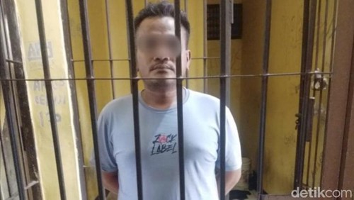 Sopir taksi, Yesaya Andri Agusti Lodoh (30), saat ditahan di Polsek Alak, Kota Kupang, NTT, Rabu (1/10/2025).