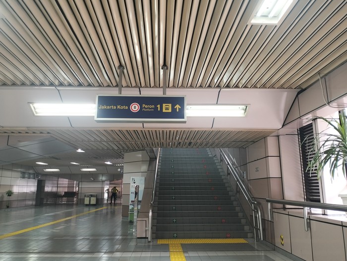 warna-warni stasiun krl manggarai-kota
