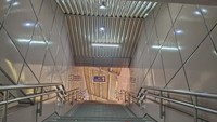 Stasiun Sawah Besar menggunakan warna lilac (seperti keunguan) pada dindingnya. Warna yang sama digunakan untuk lantai yang dipadukan dengan keramik warna abu-abu. (dok. Qonita Hamidah/detiktravel)