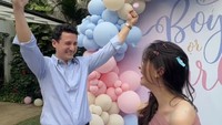 yashhh baby gurllll, beber akun etrs****. Selamat kak pasti bakalan cantik banget nanti anak nya apalagi mama nya Steffi Zamora, terang akun gdtre*****. It’s a girl congrats buat kalian, papar akun lainnya.  Foto: dok instagram Steffi Zamora dan Nino Fernandez