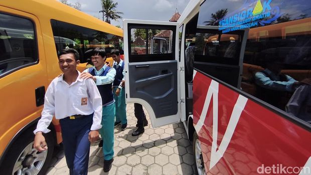 Suasana peluncuran bus sekolah khusus siswa penyandang disabilitas di SLB N 1 Kulon Progo, Panjatan, Rabu (1/10/2025).
