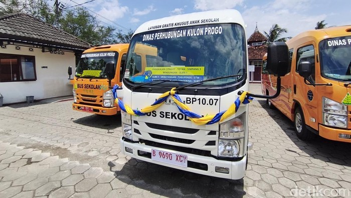 Suasana peluncuran bus sekolah khusus siswa penyandang disabilitas di SLB N 1 Kulon Progo, Panjatan, Rabu (1/10/2025).