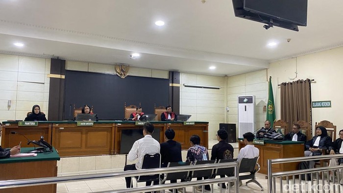 Suasana sidang tuntutan kelima mahasiswa di Pengadilan Negeri (PN) Semarang, Kecamatan Semarang Barat, Kota Semarang, Selasa (23/9/2025).
