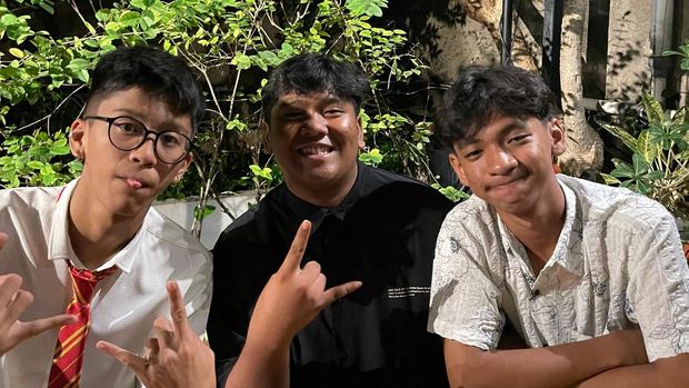 Sukses Lancar Rejeki menjelaskan alasan di balik lagu-lagu pendek mereka.