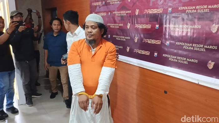 Tampang pelaku pembakaran 3 masjid di Sulsel dihadirkan dalam konferensi pers di Polres Maros.