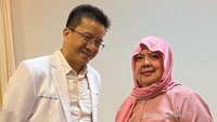 Momen saat ibunda Tasya bertemu dengan dokter Peter Ian Limas. Ibunda Tasya memutuskan untuk melakukan operasi potong lambung atau bariatrik. Foto: Instagram @tasyakamila