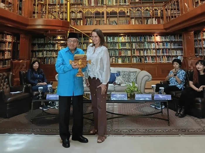 Taufiq Ismail Raih Lifetime Achievement di UWRF 2025
