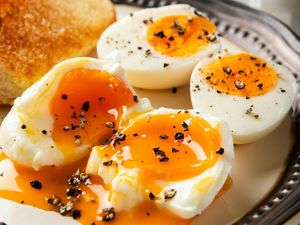 Cara Membuat Telur Setengah Matang dan Manfaatnya, Perlu Dimasak Berapa Menit?