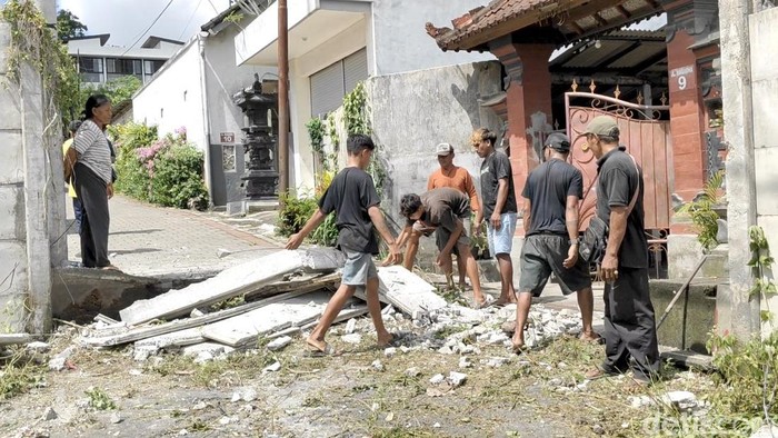 Tembok GWK yang bikin warga Ungasan, Badung, terisolasi selama setahun akhirnya dibongkar, Rabu pagi (1/10/2025). (Agus Eka/detikBali)