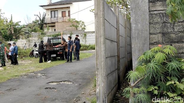 Tembok GWK yang bikin warga Ungasan, Badung, terisolasi selama setahun akhirnya dibongkar, Rabu pagi (1/10/2025). (Agus Eka/detikBali)