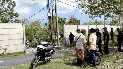 Tembok GWK yang bikin warga Ungasan, Badung, terisolasi selama setahun akhirnya dibongkar, Rabu pagi (1/10/2025). (Agus Eka/detikBali)