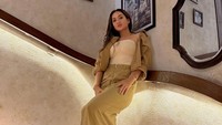 Tengku Dewi memberi alasan soal melakukan berbagai operasi. Setelah melahirkan anak kedua aku ngerasa susah banget buat nurunin berat, terus jadi gak percaya diri, ujarnya. (Foto: dok Instagram tengkudewiputri_tdp)