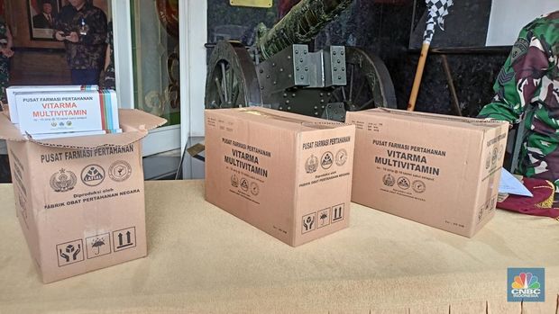 Tentara Nasional Indonesia (TNI) mulai memproduksi multivitamin hasil riset internal sebagai bagian dari kontribusi terhadap program Makan Bergizi Gratis (MBG) yang dicanangkan pemerintah. Produksi ini dilakukan oleh Lembaga Farmasi TNI (Lafi TNI). (CNBC Indonesia/Ferry Sandi)