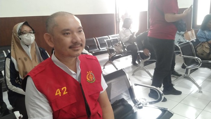 Terdakwa Royce Muljanto saat menjalani sidang dugaan kasus perusakan di PN Surabaya.