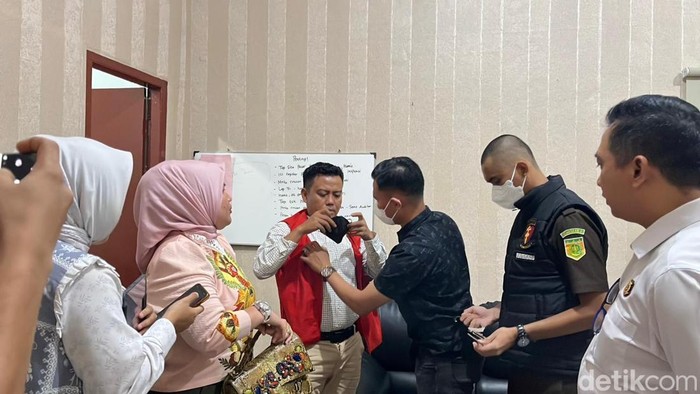 Tersangka korupsi jual beli aset Pasar Panorama Bengkulu saat ditahan.