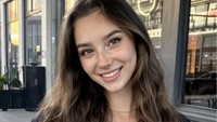 Tilly Norwood memperlihatkan kehidupan sehari-hari di Instagram layaknya manusia biasa. Mulai dari belanja sampai jajan kopi. Foto: dok. Instagram @tillynorwood