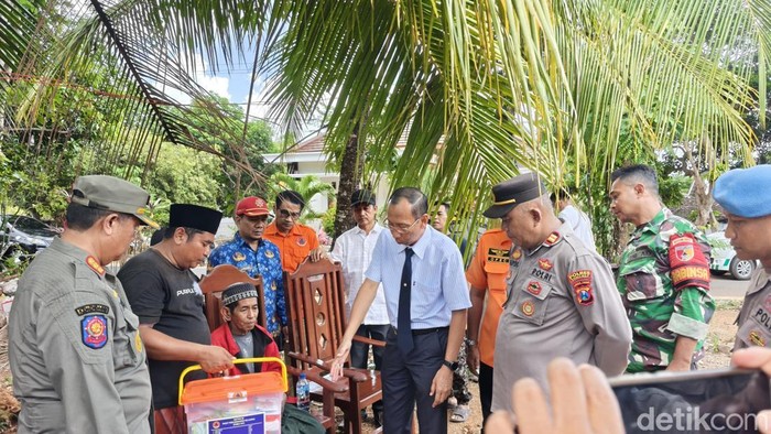 Tim Pemkab Sumenep menyalurkan bantuan kepada korban gempa