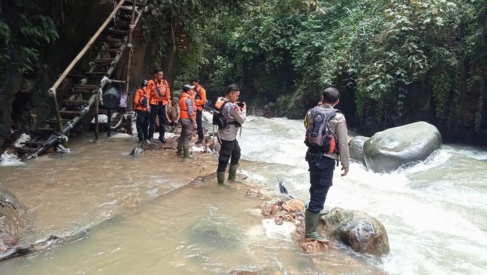 Tim SAR masih mencari pria bernama Muhamad Pahrudin (23) yang diduga hanyut di Sungai Cikaniki Kecamatan Nanggung, Kabupaten Bogor. (dok SAR Jakarta)