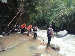 Hari Ke-4, Tim SAR Masih Cari Pria Tenggelam di Sungai Cikaniki Bogor