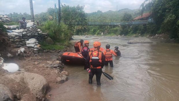 Tim SAR masih mencari pria bernama Muhamad Pahrudin (23) yang diduga hanyut di Sungai Cikaniki Kecamatan Nanggung, Kabupaten Bogor. (dok SAR Jakarta)