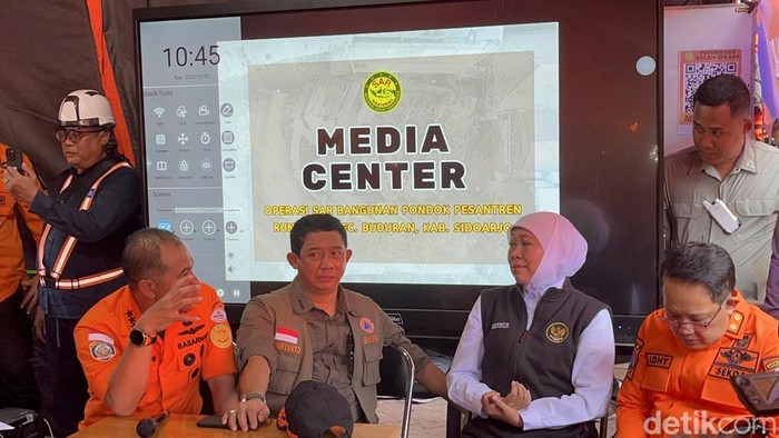 Update pencarian korban santri terjebak reruntuhan musala Ponpes di Sidoarjo