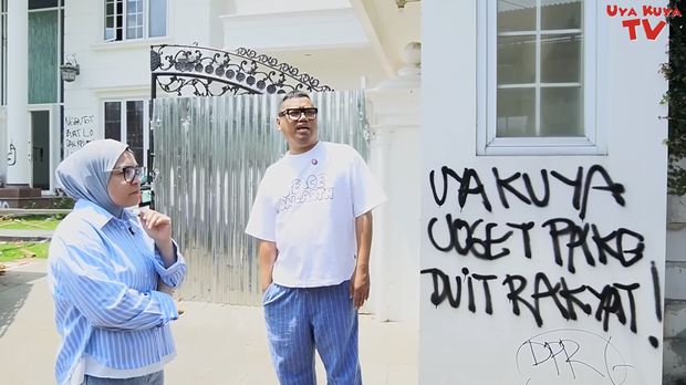 Uya Kuya dan Astrid baru pertama kali melihat rumah mereka di kawasan Duren Sawit, Jakarta Timur, yang dijarah massa pada 30 Agustus 2025. (Tangkapan Layar Youtube/Uya Kuya TV )