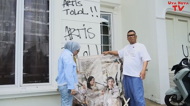 Uya Kuya dan Astrid baru pertama kali melihat rumah mereka di kawasan Duren Sawit, Jakarta Timur, yang dijarah massa pada 30 Agustus 2025. (Tangkapan Layar Youtube/Uya Kuya TV )