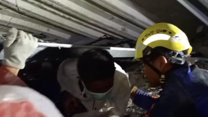 Video evakuasi santri tertimbun reruntuhan musala ponpes di Sidoarjo