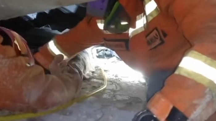 Video evakuasi santri tertimbun reruntuhan musala ponpes di Sidoarjo