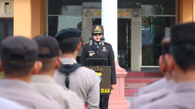Wakapolres Siak Kompol Ceria Akira memimpin upacara Hari Kesaktian Pancasila di Polres Siak, Rabu (1/10/2025).
