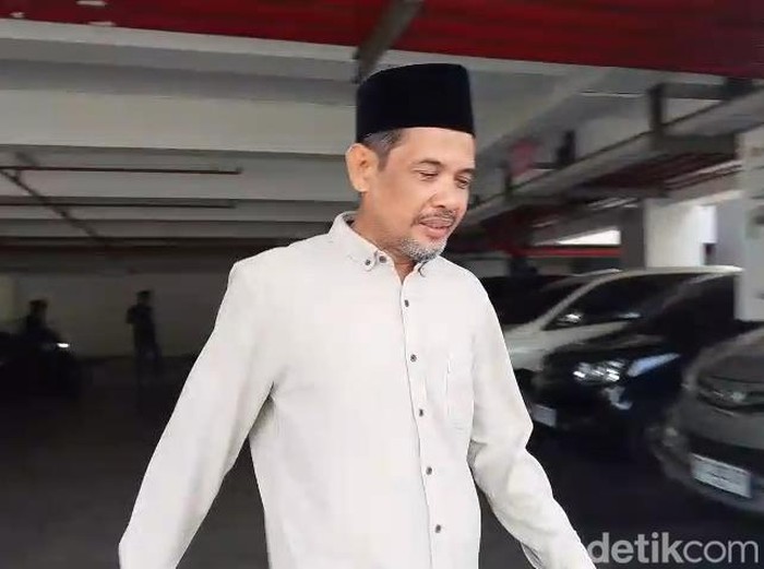 Wakil Ketua I DPRD NTB, Yek Agil berjalan menuju mobilnya usai diperiksa penyidik pidana khusus Kejati NTB, Rabu (1/10/2025)