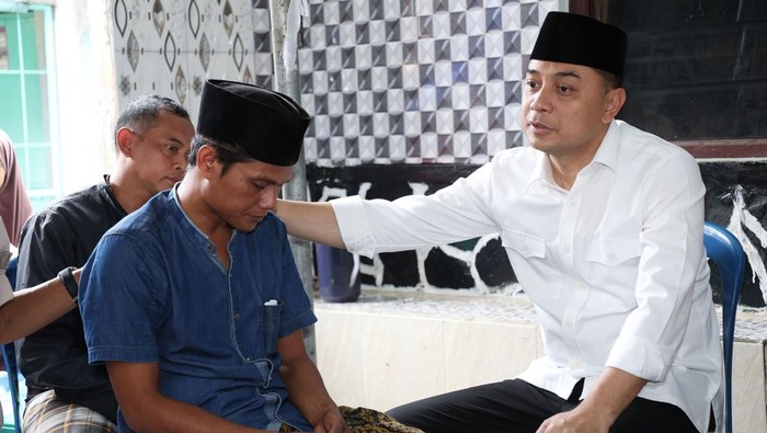 Wali Kota Surabaya Eri Cahyadi takziah ke keluarga korban ambruknya Ponpes Al Khoziny, Sidoarjo