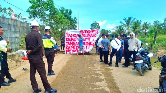Warga blokade akses pembuangan limbah PT PRI di Tarakan.
