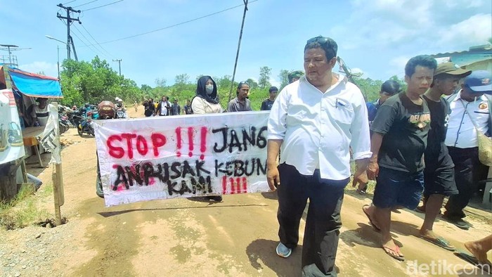 Warga blokade akses pembuangan limbah PT PRI di Tarakan.
