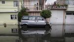 Warga Meksiko Berjuang Bersihkan Sisa Banjir Besar