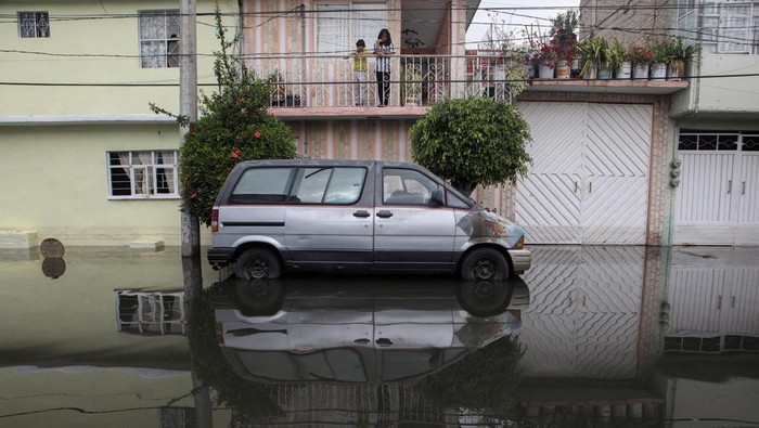 Warga Meksiko Berjuang Bersihkan Sisa Banjir Besar Warga di wilayah Meksiko tengah masih berjibaku membersihkan rumah dan jalanan setelah banjir besar melanda kawasan tersebut pada Selasa (30/9/2025). Hujan deras yang mengguyur selama berjam-jam disebut sebagai salah satu yang terparah dalam beberapa dekade terakhir. REUTERS/Paola Garcia