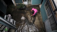 Seorang wanita membersihkan banjir dari rumahnya dengan kain pel saat upaya pembersihan dan drainase mulai membersihkan jalan-jalan di pinggiran kota Mexico City menyusul salah satu peristiwa hujan terderas dalam beberapa dekade, di Ciudad Nezahualcoyotl, Meksiko, Selasa (30/9/2025). REUTERS/Paola Garcia