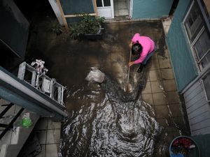 Rumah Pasca Banjir Banyak Lumpur dan Bau? Begini Tips Bersihkannya
