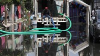 Sejumlah truk penyedot air dikerahkan pemerintah setempat guna mempercepat proses drainase di kawasan permukiman. Hujan deras yang mengguyur selama berjam-jam disebut sebagai salah satu yang terparah dalam beberapa dekade terakhir. REUTERS/Paola Garcia