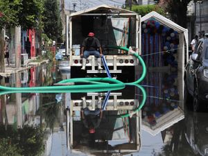 Warga Meksiko Berjuang Bersihkan Sisa Banjir Besar