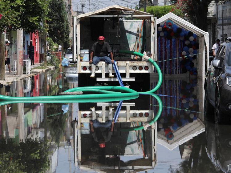 Warga Meksiko Berjuang Bersihkan Sisa Banjir Besar