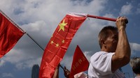 Sejumlah warga pro-Tiongkok turun ke jalan sambil membawa dan mengibarkan bendera nasional Tiongkok sebagai bentuk dukungan serta kebanggaan mereka terhadap Tanah Air. REUTERS/Tyrone Siu