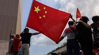 Hari Nasional Tiongkok diperingati setiap 1 Oktober untuk menandai berdirinya Republik Rakyat Tiongkok pada tahun 1949. Di Hong Kong, peringatan ini biasanya diisi dengan berbagai kegiatan simbolik, mulai dari upacara pengibaran bendera hingga pertunjukan budaya. REUTERS/Tyrone Siu