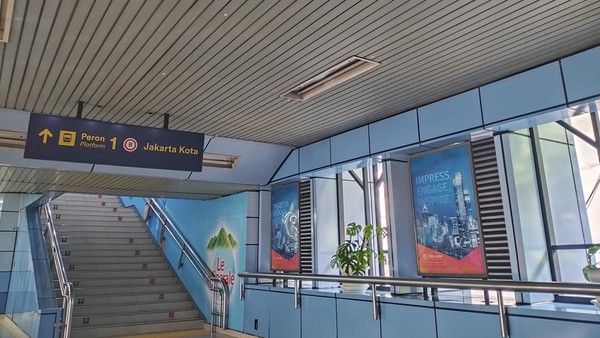 Potret Warna-warni Stasiun KRL Rute Manggarai-Jakarta Kota