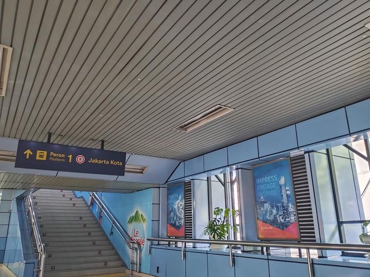 Potret Warna-warni Stasiun KRL Rute Manggarai-Jakarta Kota