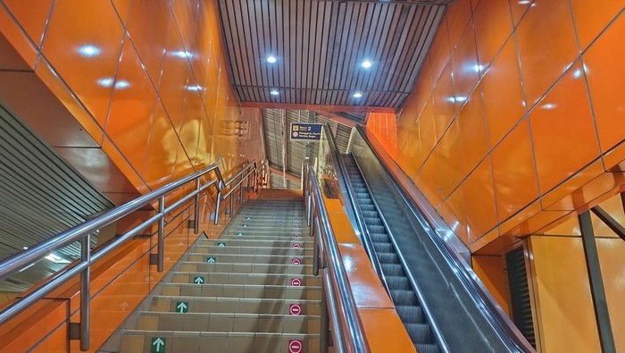 warna warni stasiun manggarai-kota