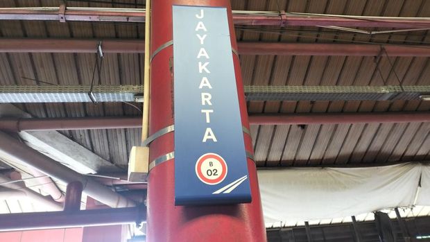 warna warni stasiun manggarai-kota