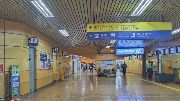 warna warni stasiun manggarai-kota