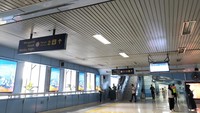 Saat menginjakkan kaki di Stasiun Juanda, detikers akan disajikan pemandangan serba biru langit mulai dari peron, tangga lobi, hingga pintu keluar berbeda dengan stasiun sebelumnya. (dok. Qonita Hamidah/detiktravel)