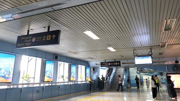 warna warni stasiun manggarai-kota